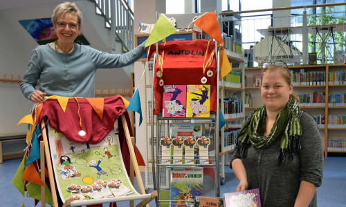 Sylvia Fiedler (links) und Jessika Färber-Stecher (rechts) von der Stadtbibliothek laden zur Teilnahme beim Antolin-Wettbewerb ein.