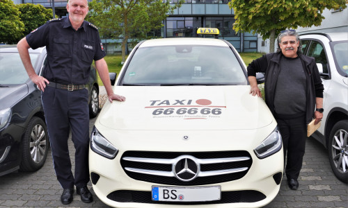 Der Leiter der Polizeiinspektion Braunschweig, Thomas Bodendiek (l.) würdigte die Zivilcourage des Braunschweiger Taxifahrers A. Karahan.