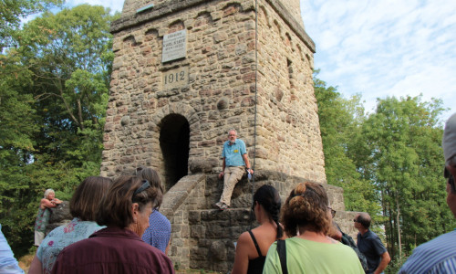 Martin Meier vom Förderkreis Heeseberg-Museum erklärt einer Besuchergruppe die Geschichte des Heesebergturms (2022).