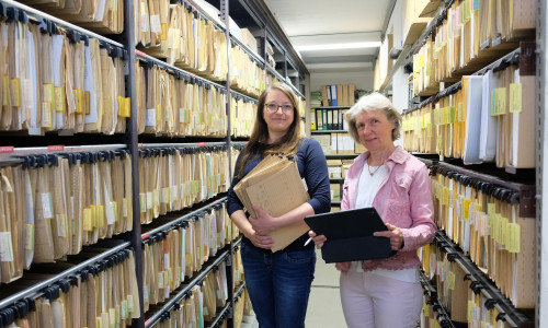 Margarethe Brandt (Leiterin der Fachgruppe Technik) und Anke Ristau (Leiterin des Fachdienstes Bauen beim Landkreis Goslar) (von links) blicken der papierlosen Zeit in der Baubehörde mit Freude entgegen.