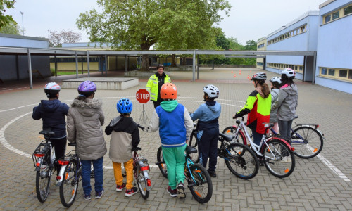 Durch das Training werden die Schüler auf die Fahrradprüfung vorbereitet.