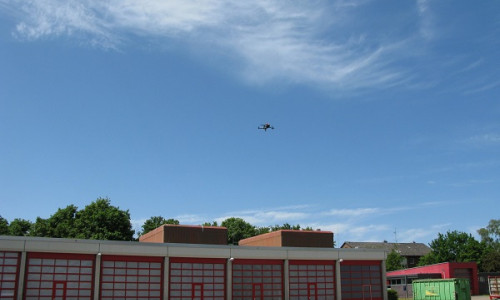 Drohnen stiegen in den blauen Himmel über der Feuerwehrtechnischen Zentrale auf.