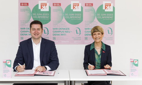 TU-Präsidentin Prof. Angela Ittel und Oberbürgermeister Dr. Thorsten Kornblum (v.r.n.l.) bei der Unterzeichnung der Kooperationsvereinbarung
