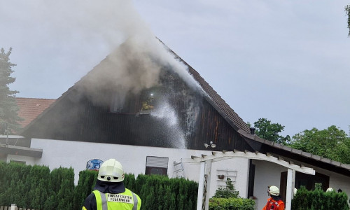  Zu einem Gebäudebrand wurden am heutigen Donnerstag die Freiwilligen Feuerwehren Ettenbüttel, Müden- Dieckhorst, Hahnenhorn sowie der Einsatzleitwagen aus Ahnsen alarmiert