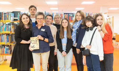 Alla Bapkauskas (links) zusammen mit Sylvia Fiedler (Fachdienstleiterin der Stadtbibliothek) und Geflüchteten aus der Ukraine.