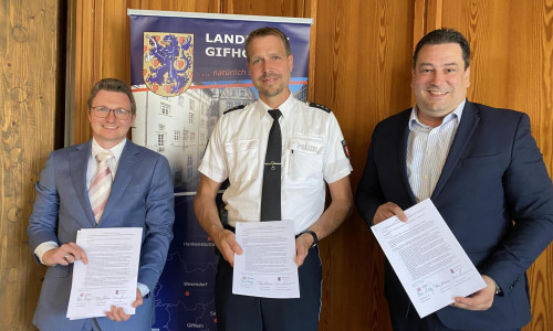 Dennis Heumann (Leiter Fachbereich Jugend, Landkreis Gifhorn, l.), Oliver Meyer (Leiter der Polizeiinspektion Gifhorn) und Tobias Heilmann unterzeichneten heute im Gifhorner Schloss die Kooperationsvereinbarung.