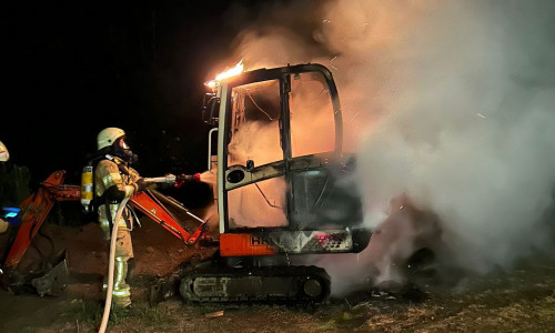 In der Nacht brannte in Hoiersdorf ein Minibagger.