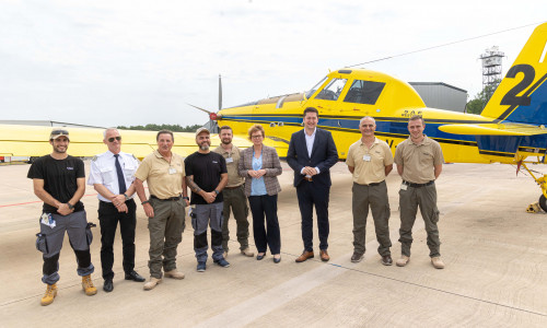 Ministerin Daniela Behrens zusammen mit Oberbürgermeister Dr. Thorsten Kornblum und der Crew vor dem neuen Löschflugzeug.