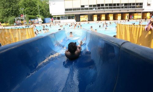 Am 3. Juli wird es wieder sportlich im Freibad Bürgerpark. Bei der diesjährigen Wasserrutschmeisterschaft messen sich 46 Braunschweiger Schulklassen.