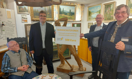 500 Euro für die Heimatstube Altenau-Schulenberg: Zur Übergabe trafen sich der Vorsitzende der Arbeitsgemeinschaft Heimatkunde, Roland Riesen, Bernd Olbrich von der Auswahljury der Energie Ressourcen Agentur, deren Vorsitzender Dr. Daniel Tomowski und das dienstälteste AG-Mitglied Rudolf Guttmann (v. re.).