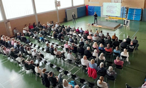Die Bürgerinnen und Bürger Neudorf-Platendorfs informierten sich über das geplante Nahwärmenetz.
