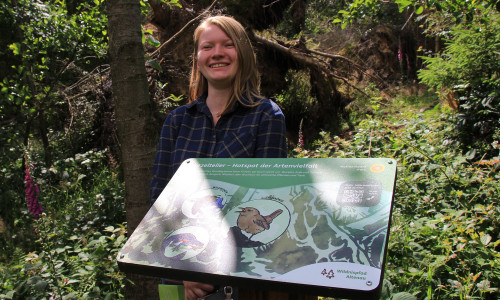 Grafikdesignerin Riccarda Leporin hat den Informationstafeln entlang des Wildnispfades eine ganz individuelle grafische Handschrift gegeben, die sonst nirgendwo im Nationalpark zu finden ist.