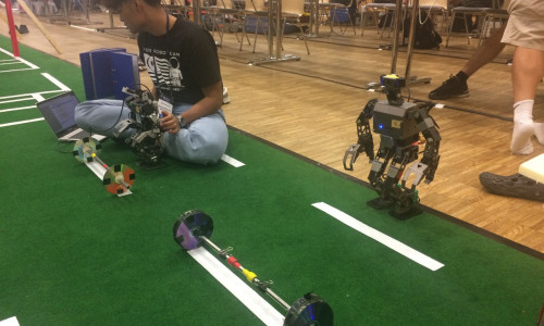 Die selbstgebauten Roboter treten auf dem Wettkampffeld gegeneinander an.