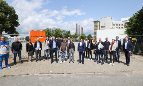 Vertreter der am Wettbewerb teilnehmenden Architekturbüros, der Stadt Wolfsburg und der Volksbank BraWo bei der Ortsbegehung am Standort der zukünftigen BraWoCity in Wolfsburg. 