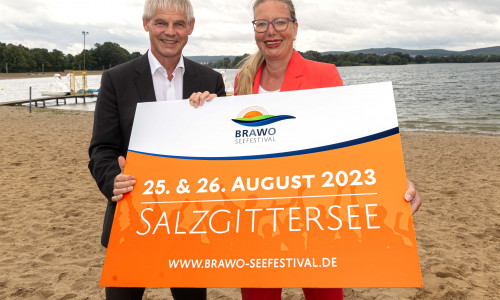 Nicole Mölling, Leiterin der Direktion Salzgitter der Volksbank BraWo, und Frank Klingebiel, Oberbürgermeister der Stadt Salzgitter, stellten am 31. Juli das Programm des BRAWO Seefestival am Salzgittersee vor. 