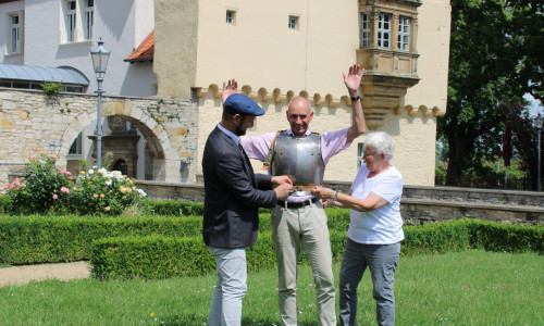 Anprobe für das Schlossspektakel: Bürgermeister Malte Schneider (li.) und die Vorsitzende des Verkehrsvereins Elke Stern legen Sponsor Rüdiger Bösing den Brustpanzer an.