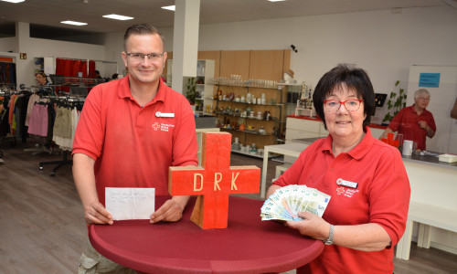 Timo Franzka mit dem Umschlag und Juliane Liersch mit dem Geld: 405 Euro in kleinen gebrauchten Scheinen lagen im Briefkasten der DRK-Tafel. 