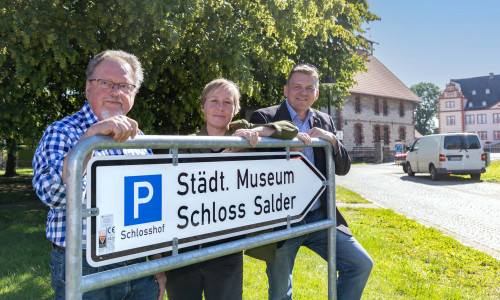 Siegfried Pelzer (Kassenwart Förderverein), Antje Ahrens (Museumsangestellte) und Marcus Porschke (Vorsitzender Förderverein) (v. li.).  