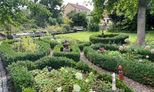 Familie Sydow verbindet ihren Beitrag zur „Offenen Gartenpforte“ in diesem Jahr mit einer Spendenaktion zugunsten des HospizZentrums. An diesem schönen Ort kommen 600 Euro zusammen.