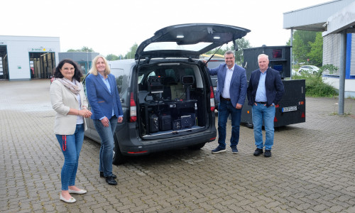 Olivera Tischmeyer, Claudia Müller, Landrat Dr. Alexander Saipa und Fachbereichsleiter Frank-Michael Kruckow (von links) präsentieren die neue, technische Ausstattung in den Fahrzeugen für die mobile Geschwindigkeitsüberwachung.  