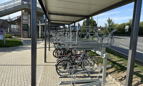 Neue Abstellmöglichkeit für Fahrräder am Bahnhof in Fallersleben.