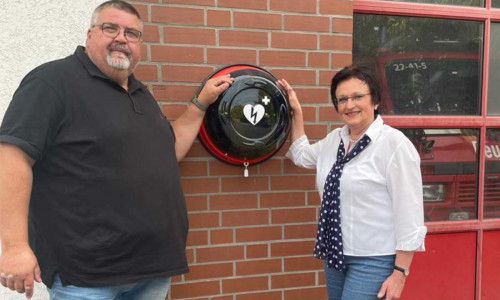 Bei der Übergabe: Frank Abel (Feuerwehr Cramme) und Linda Knackstedt (Crammer Landwirtschaft e.V.).