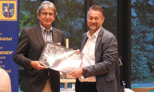 Übergabe des ersten Kalenderexemplars von Lions Club Präsident Heiko Keck an Bürgermeister Ivica Lukani.