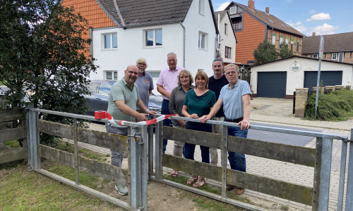 Ortsbürgermeister Marc Angerstein eröffnete mit Vertretern der Stadt Wolfenbüttel und des Ortsrates den renovierten Spielplatzes an der Grundschule in Fümmelse symbolisch mit der Schere.
