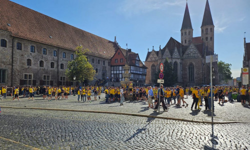 Die Eintracht-Fans hatten sich auf dem Altstadtmarkt versammelt.