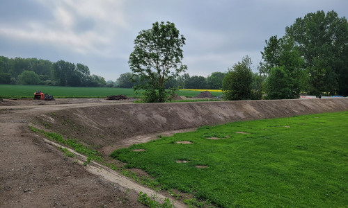 Der neue Damm im Bereich am Sportplatz wurde im Mai errichtet – im August zeigt sich der Damm mit Bepflanzung bereits optisch an die Umgebung angepasst.