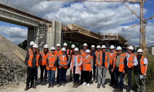Politikerinnen und Politiker des Regionalverbandes besichtigten den Baufortschritt an der Weddeler Schleife.