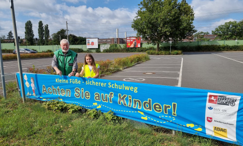 Banner am VW Werk. Zu sehen sind Klaus Seiffert mit Helferin.