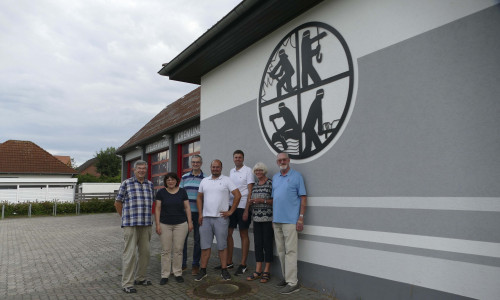 Mitglieder vom Vorstand des CDU-Ortsverbandes Cremlingen stehen vor der Cremlinger Feuerwache, dem möglichen "Haus der Vereine".