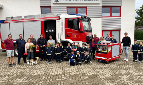 Die Feuerwehr Schöppenstedt präsentiert stolz den neuen Kinder-HFL.