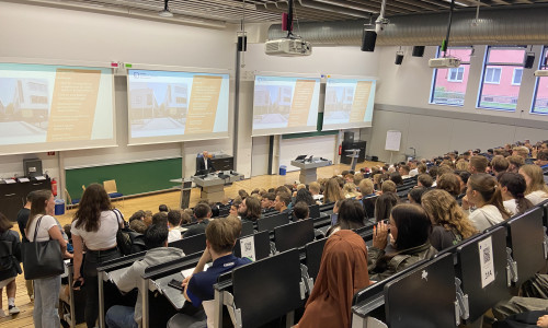Blick in den Hörsaal bei der Erstsemesterbegrüßung am Campus Wolfsburg.