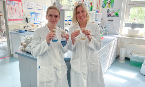 Das Forschungsteam von Cell2Cell im Labor: Diana Austen (li.) und Prof. Dr. Elke Wilharm.   