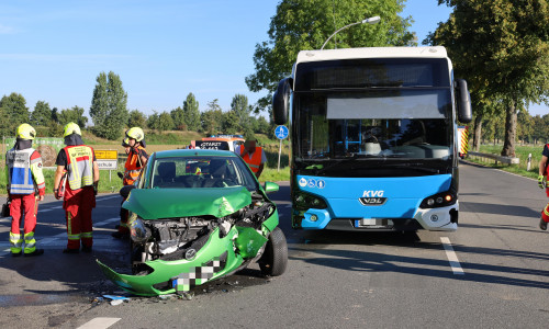 Die Fahrerin des grünen Mazdas kam verletzt ins Krankenhaus.