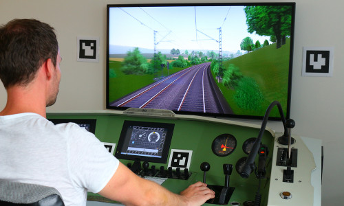 Im Fahrsimulator mit originalem Führerstand lassen sich im virtuellen Eisenbahnbetriebslabor am Institut für Eisenbahnwesen und Verkehrssicherung Züge über zahlreiche Strecken in Deutschland und Österreich steuern.