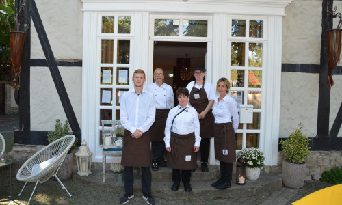 Das Café-Team zu Beginn der Feierstunde (hinten von links): Teamleiterin Michaela Paulmann-Strusch, Paula Wiegener, (vorne von links) Fabian Schauzu, Laura Apostel und Lucja Bischoff.