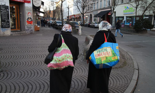 Zwei Frauen mit Kopftuch in Berlin-Kreuzberg (Archiv)