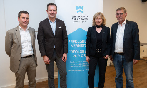 Wirtschaftsvereinigung mit Gast (v.l.): Gernot Joswig (Vorstandssekretär), Thomas Schäfer (Volkswagen), Claudia Kayser (Vorsitzende), Hendrik Wolf-Doettinchem (2. Vorsitzender).