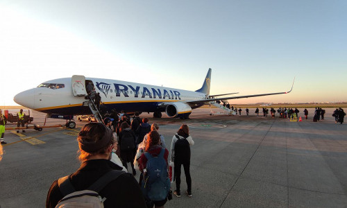 Passagiere laufen über das Rollfeld zu einem Ryanair-Flugzeug (Archiv)