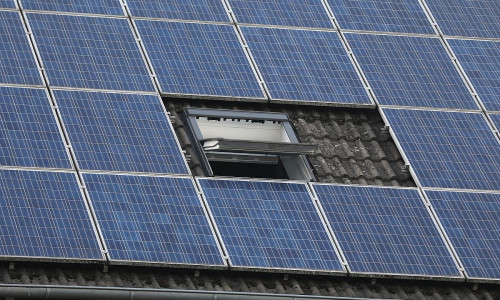 Solarzellen auf einem Dach (Archiv)
