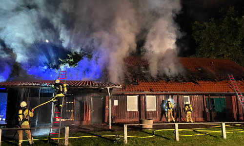 In der Nacht zu Mittwoch brannte ein Vereinsheim in Ahnsen.