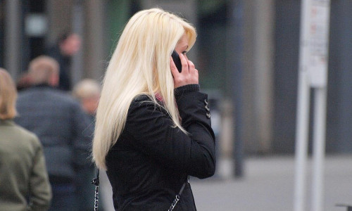 Blonde Frau mit Telefon (Archiv)