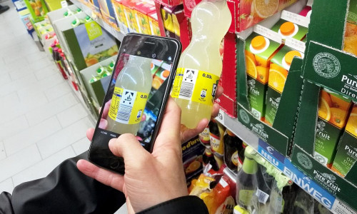 Kunde mit Smartphone im Supermarkt (Archiv)