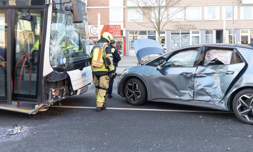 Beide Fahrzeuge wurden durch den Unfall stark beschädigt.