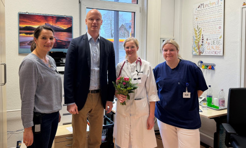 Katja Seiler-Böttcher (stv. Pflegedirektorin), Dr. Jan Wolff (Geschäftsführer Krankenhaus Marienstift), Dr. med. Finja Graen (kommissarische Leiterin ZNA) und Nadja Bewig (Pflegefachkraft ZNA) (v. li.).