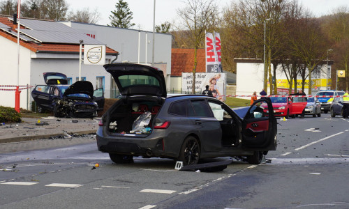 Der Tatverdächtige wurde bei dem Unfall verletzt. Sein Ford Fiesta (hinten im Bild) stieß mit einem BMW (vorne) zusammen.