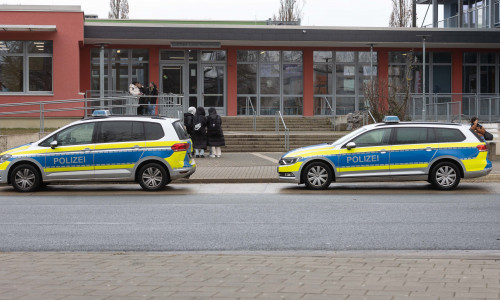 An der Gottfried-Linke-Realschule ist es am Montagmittag zu einem größeren Polizeieinsatz gekommen.